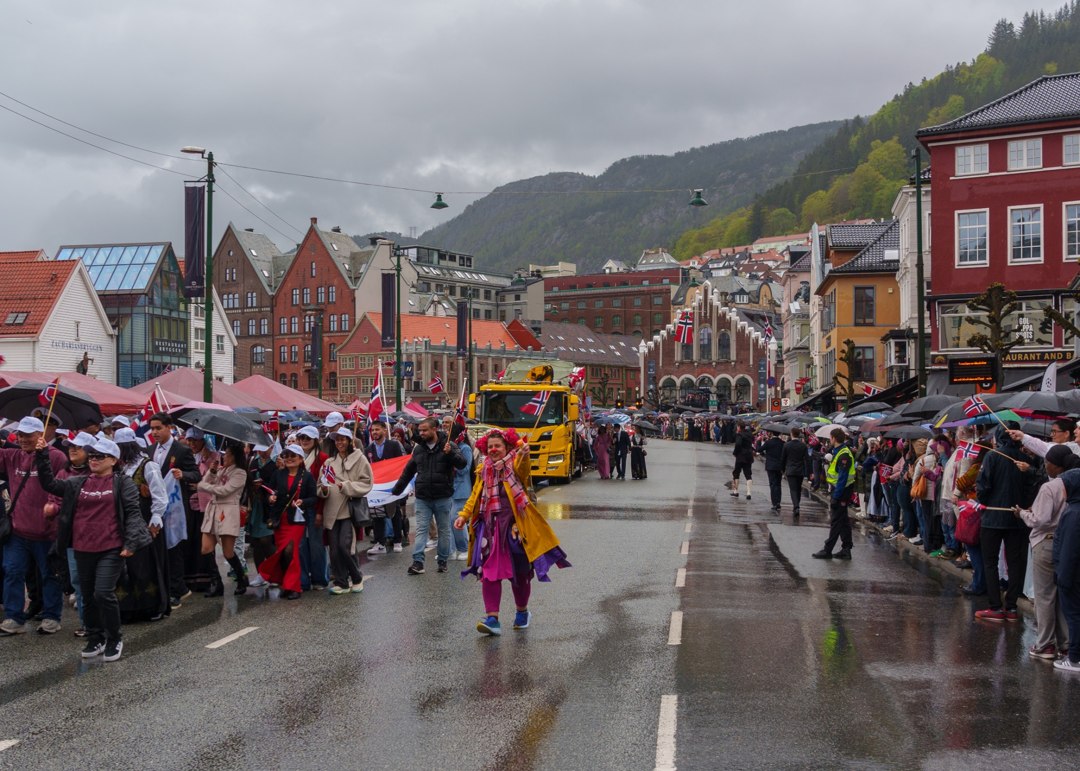 Deltakere i fargerike kostymer i prosesjonen – A7400650