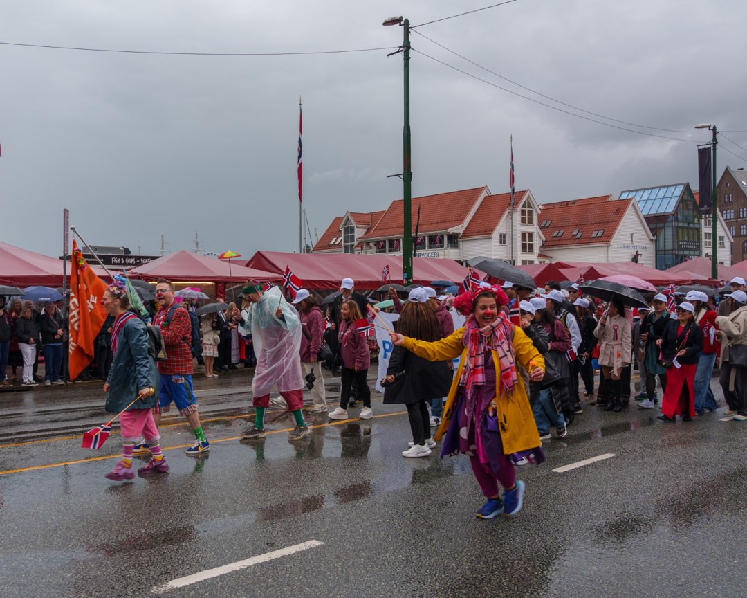 Deltakere i fargerike kostymer i prosesjonen – A7400658