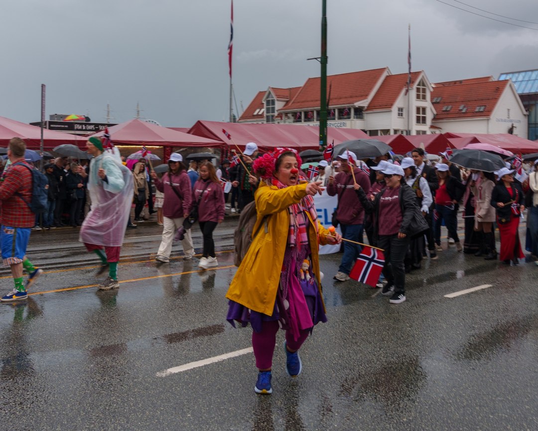 Deltakere i fargerike kostymer i prosesjonen – A7400661