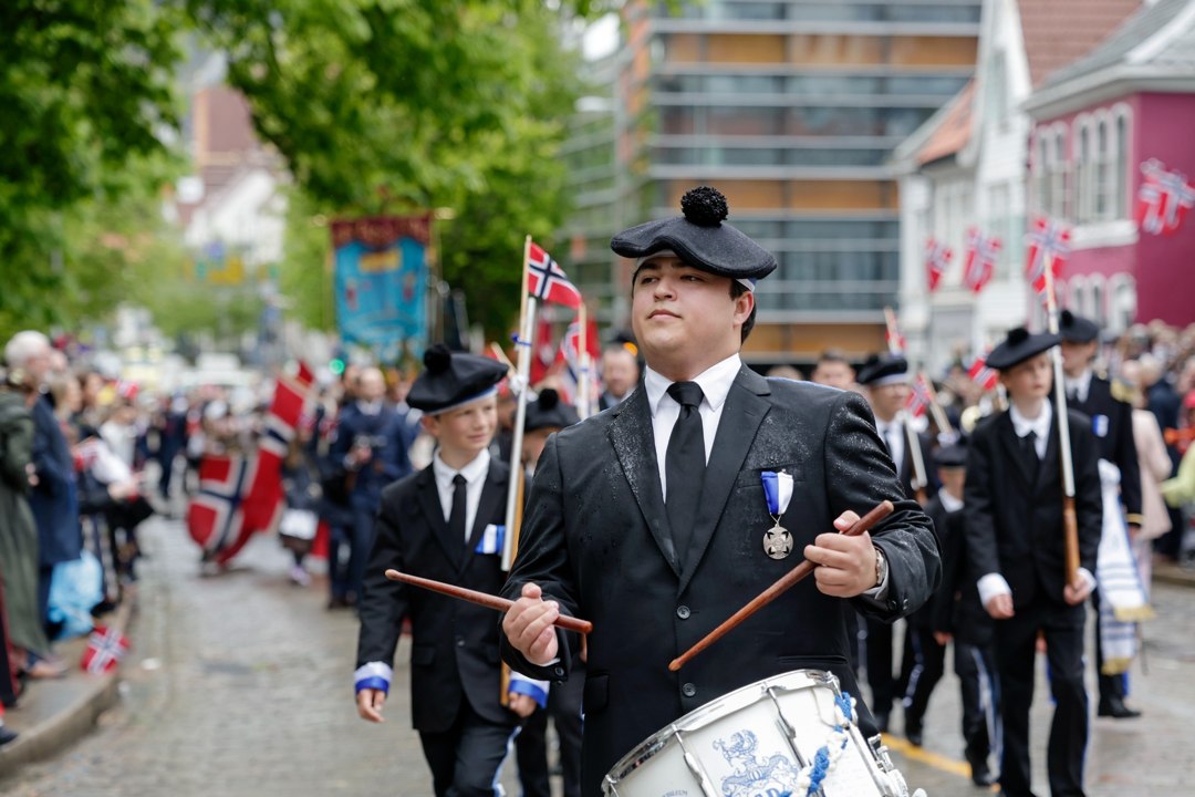 Trommeslagere og tilskuere i prosesjonen – _SKR5656