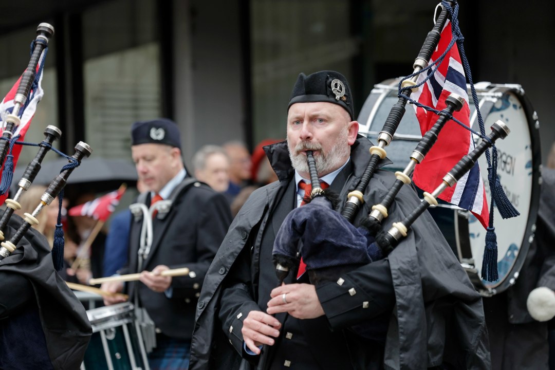 Sekkepipemusikere i prosesjonen – _SKR5661