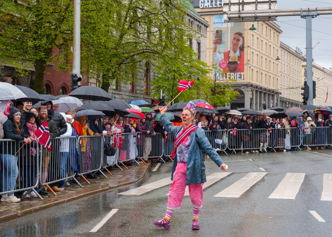 Deltakere i fargerike kostymer i prosesjonen – A7400686