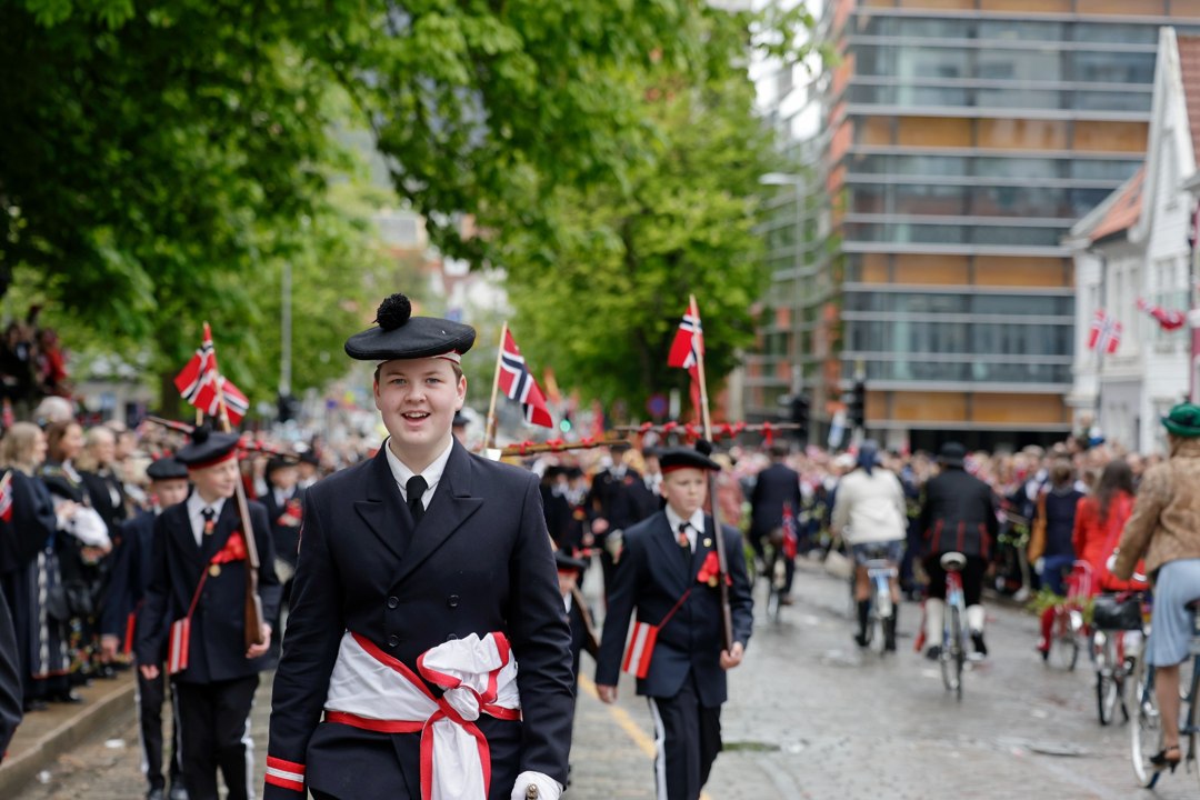 Unge uniformerte deltakere i prosesjonen – _SKR5682