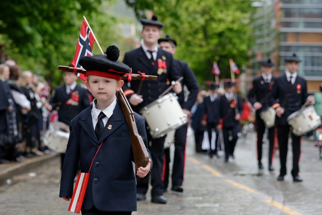 Unge uniformerte deltakere i prosesjonen – _SKR5686