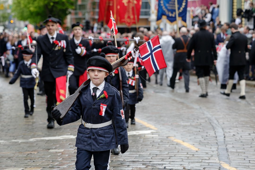 Unge uniformerte deltakere i prosesjonen – _SKR5693