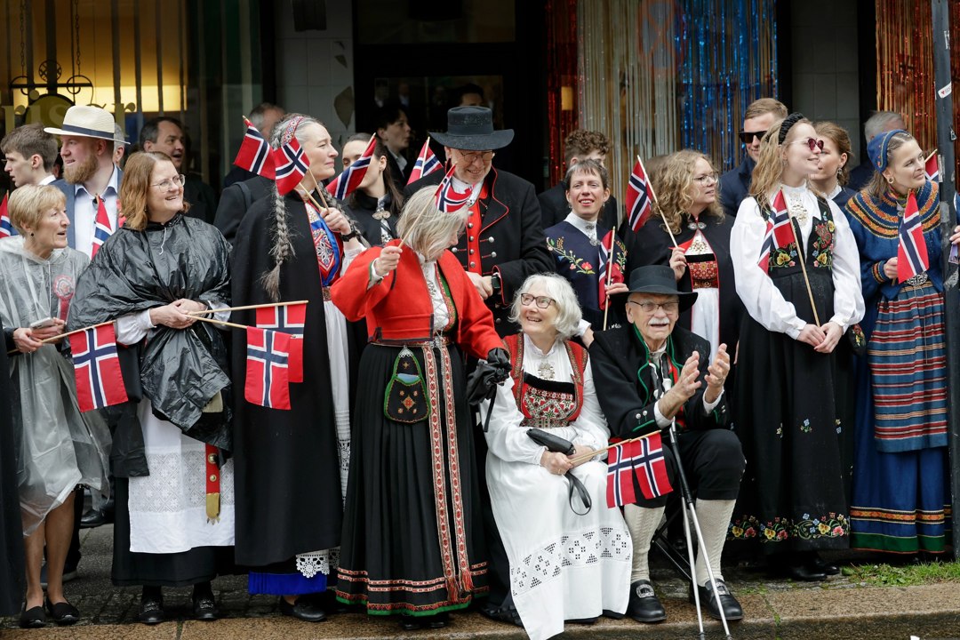 Tilskuere med bunad og norske flagg – _SKR5704