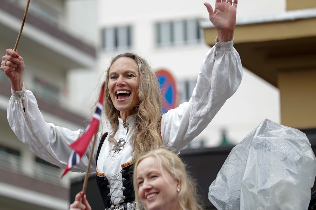 Tilskuere med bunad og norske flagg – _SKR5713