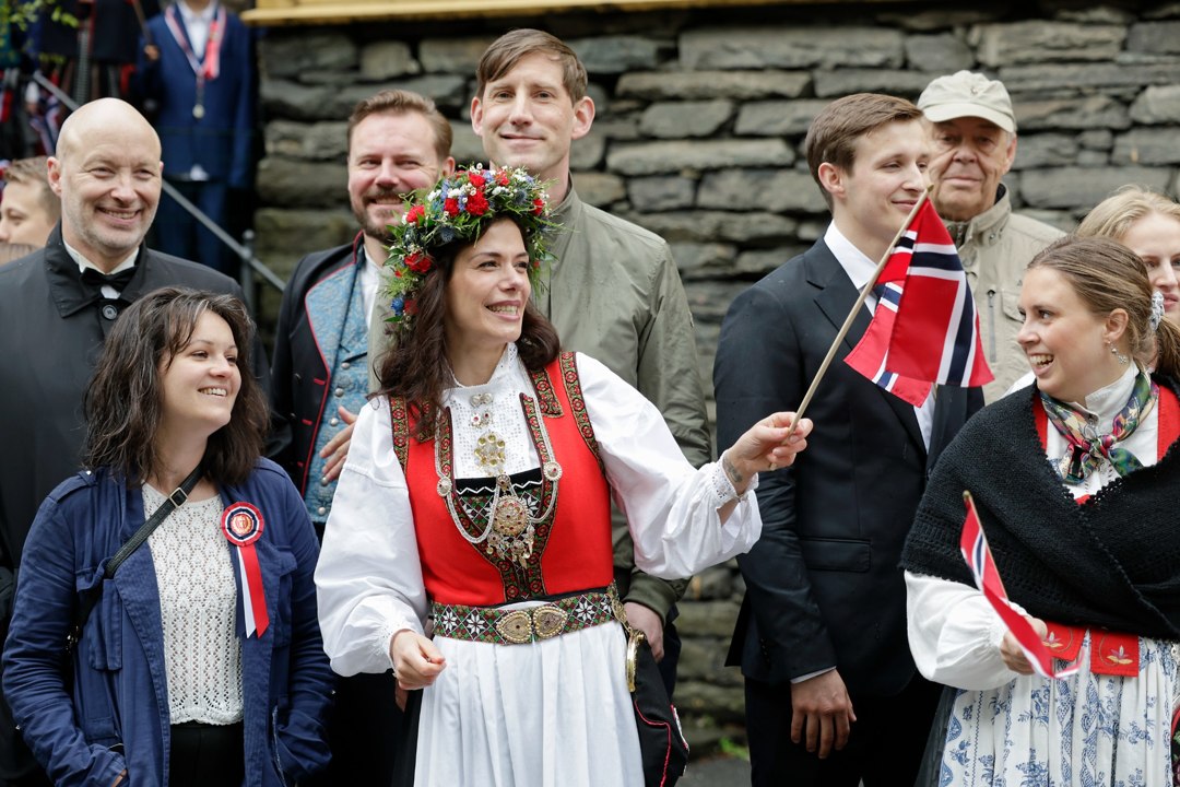 Tilskuere med bunad og norske flagg – _SKR5728