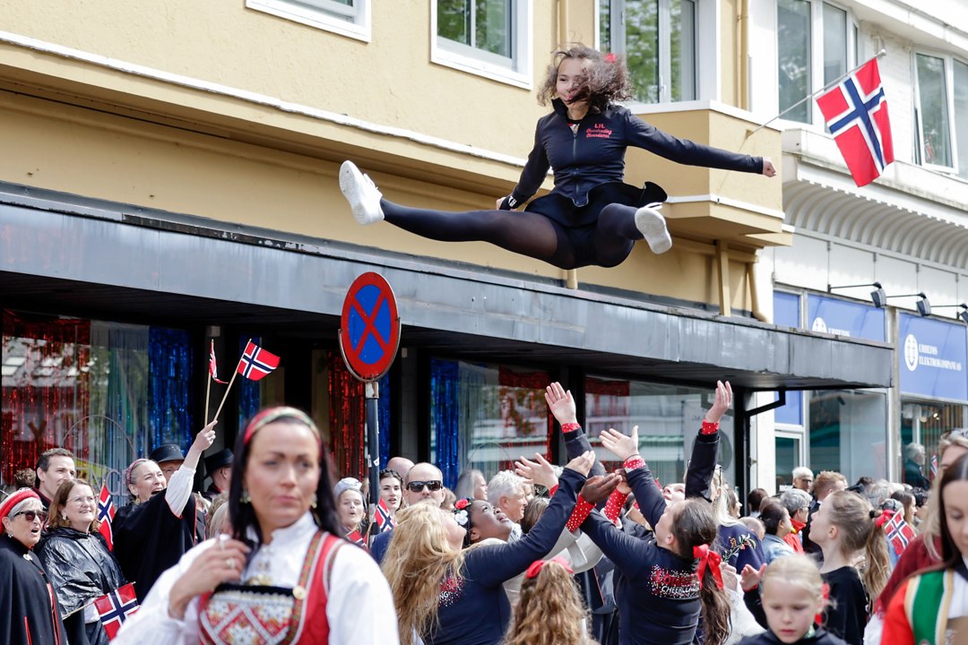 Akrobatisk oppvisning foran publikum i prosesjonen – _SKR5771