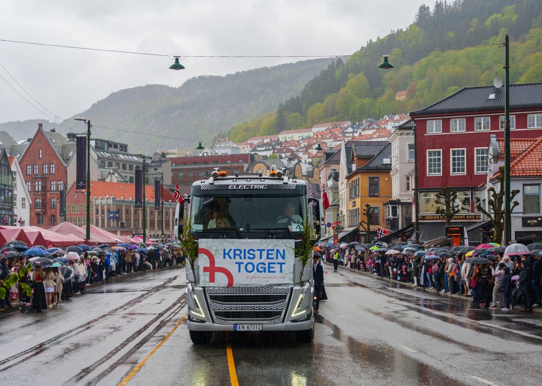 Buss med banner i prosesjonen – A7400773