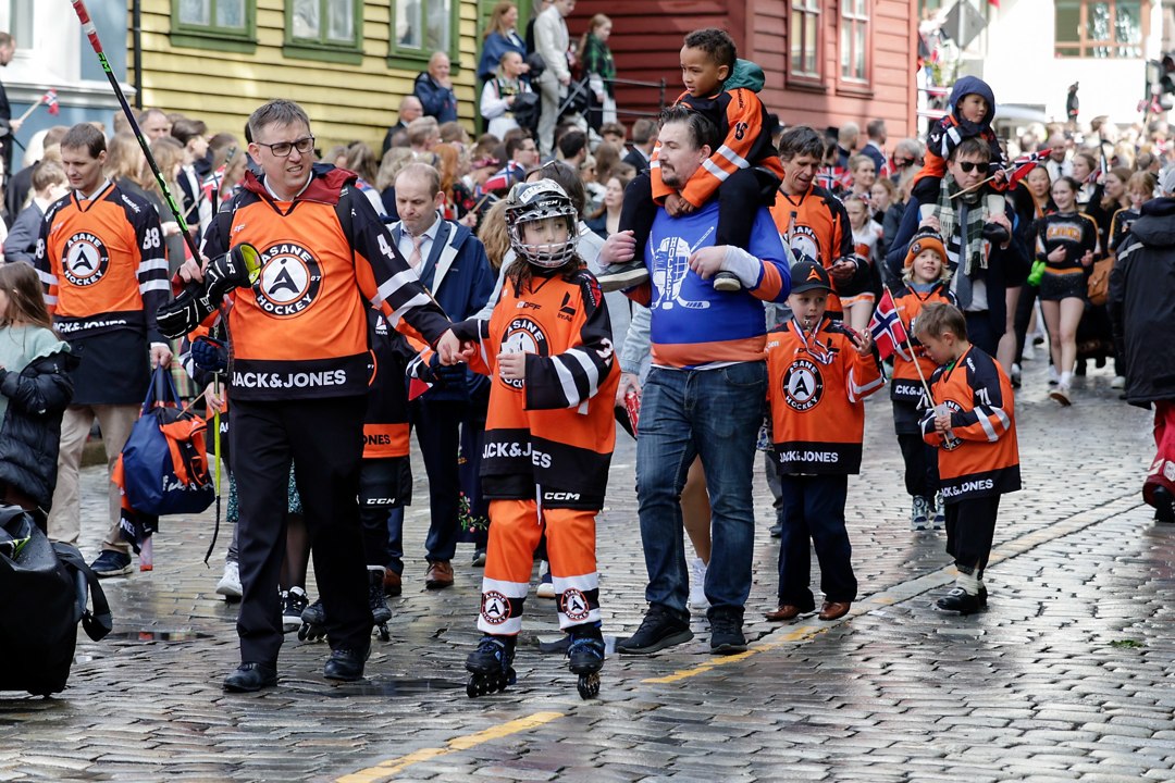 Deltakere med hockeydrakter i prosesjonen – _SKR5790