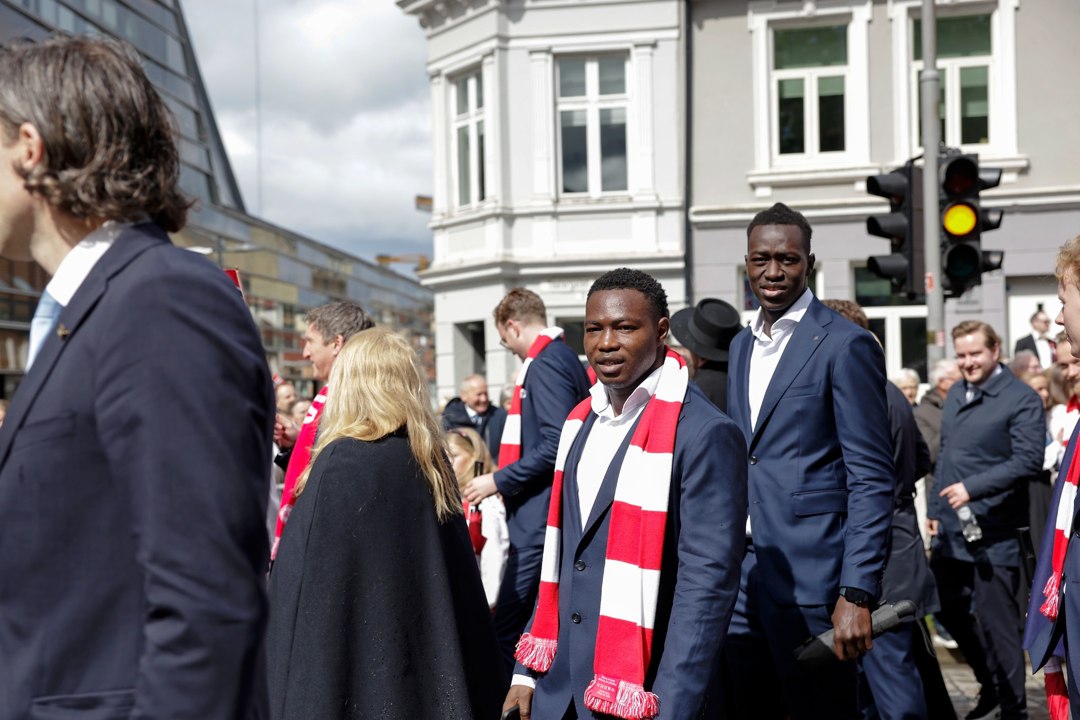 Flaggbærere og deltakere i hovedprosesjonen – _SKR5805