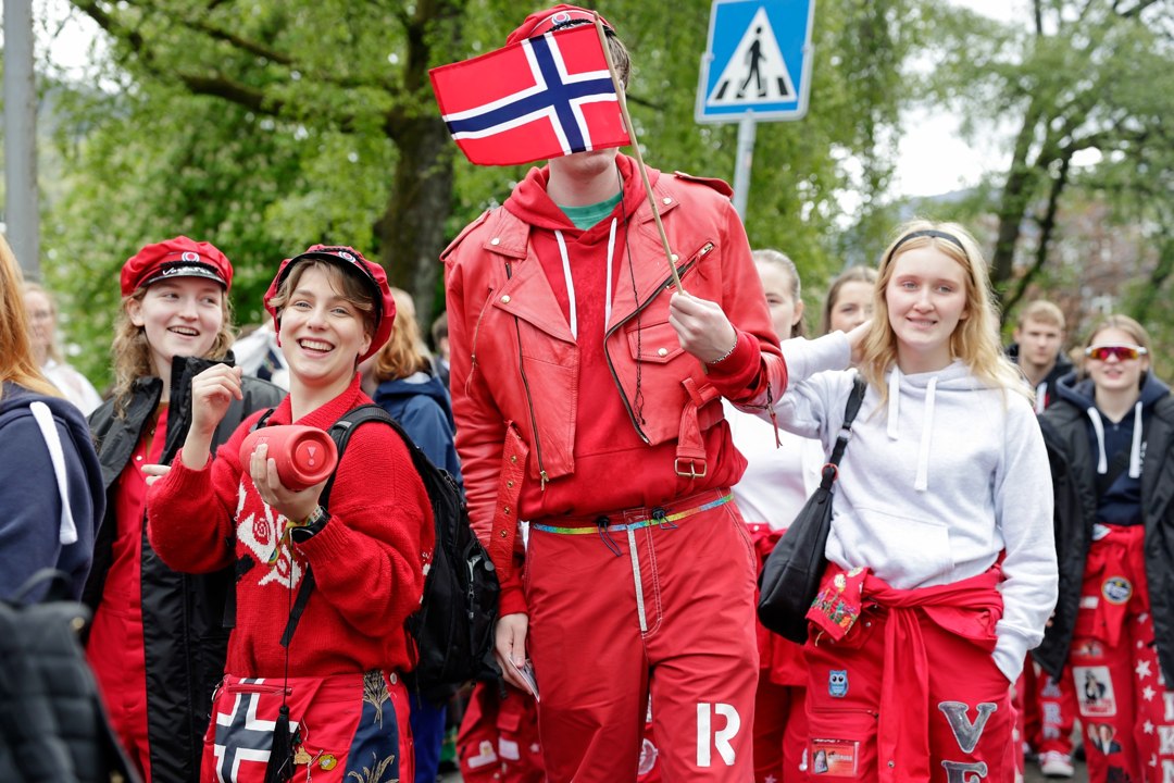 Russ med norske flagg i prosesjonen – _SKR5822