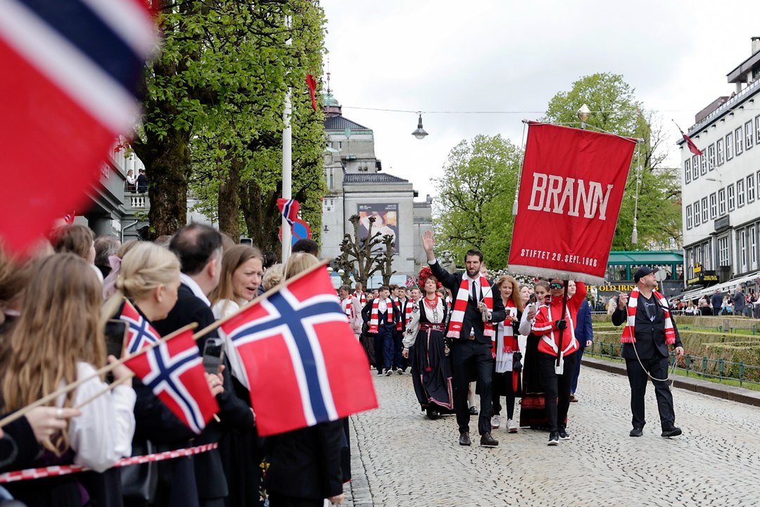 Deltakere med Brann-fane og norske flagg – _SKR5827