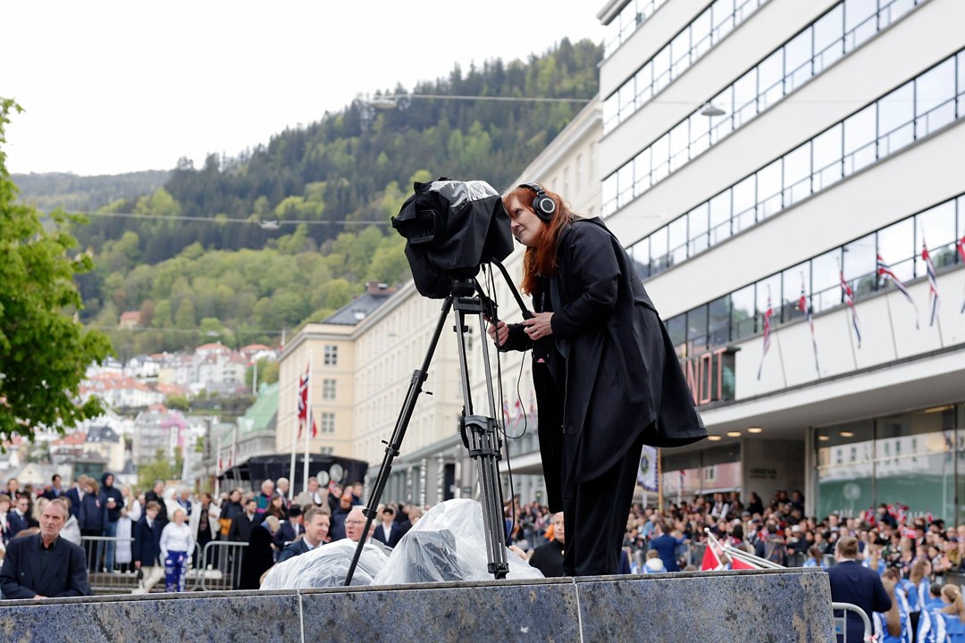Fotograf som filmer prosesjonen – _SKR5832