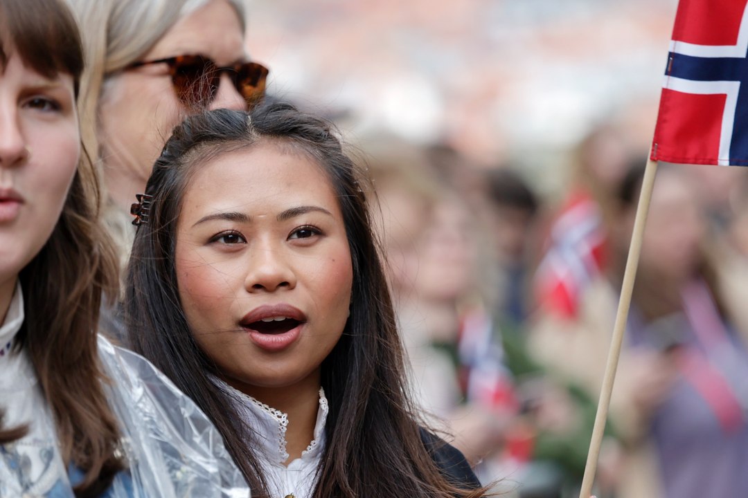 Tilskuere med bunad og norske flagg – _SKR5849