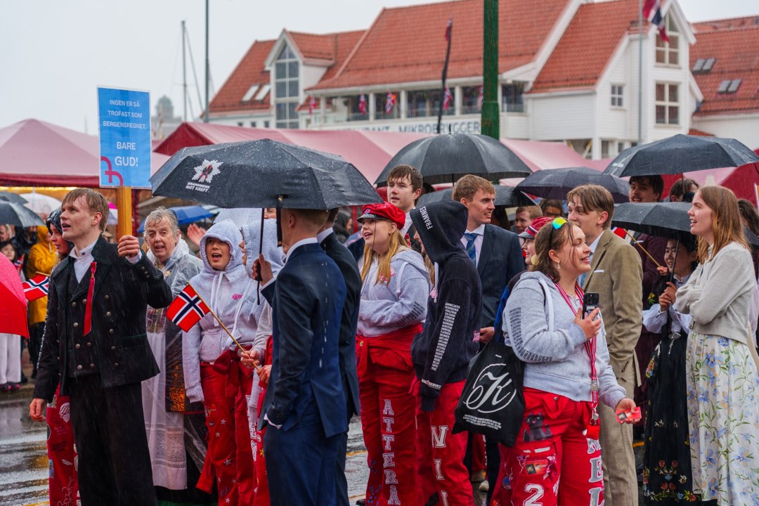 Barn og deltakere med norske flagg i prosesjonen – A7400822
