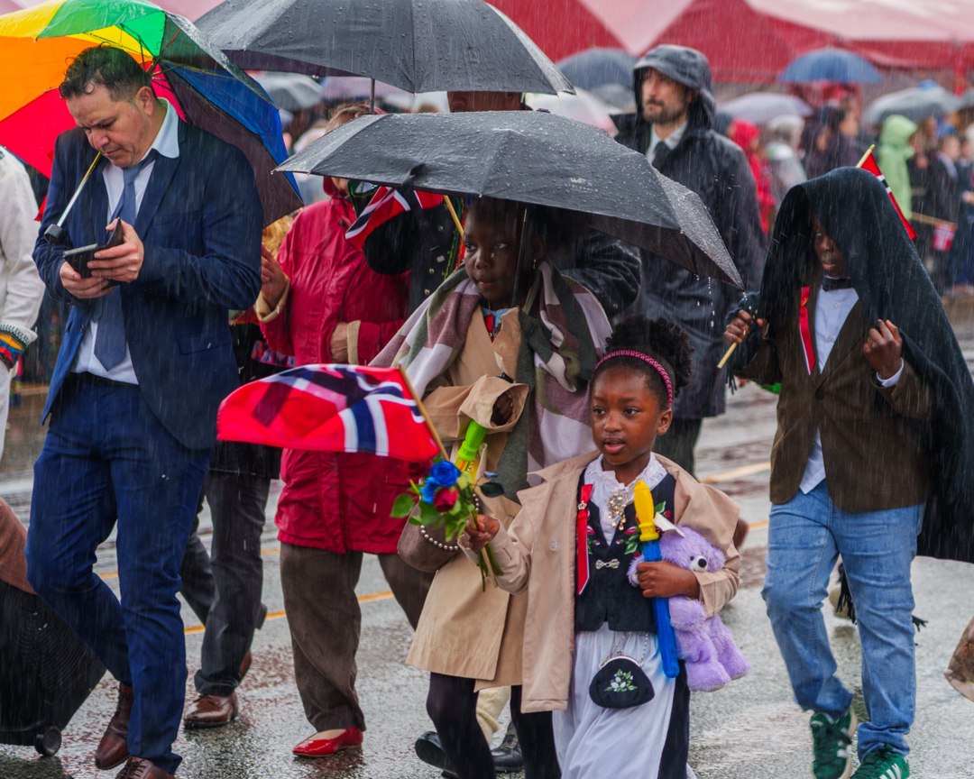 Barn og deltakere med norske flagg i prosesjonen – A7400829