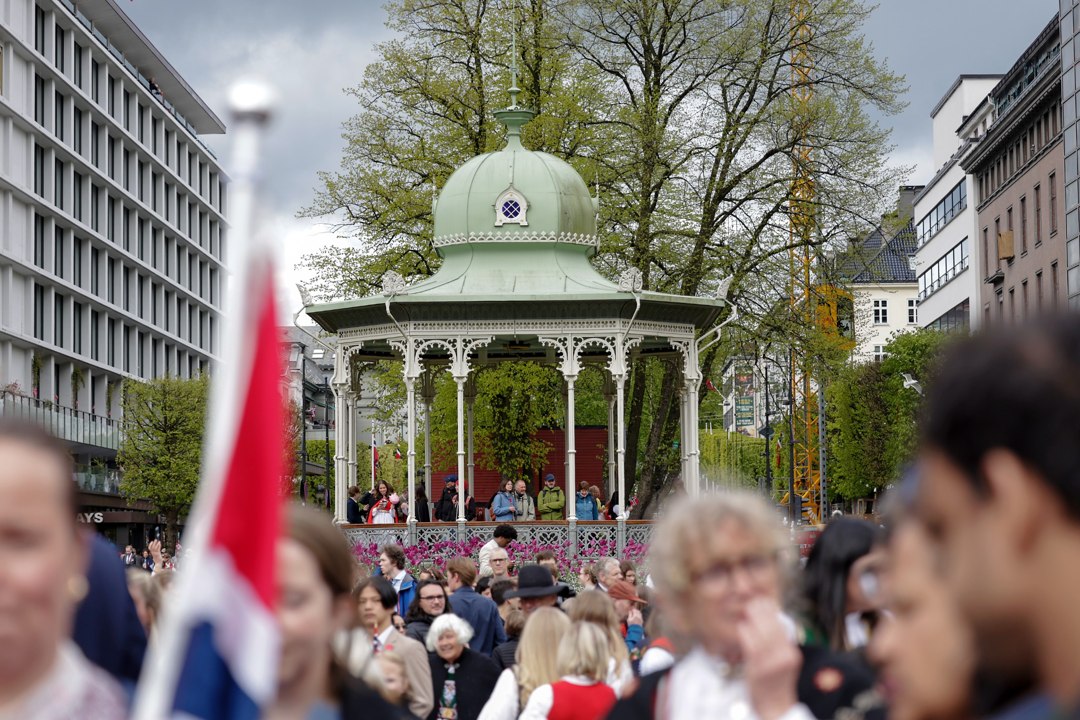 Publikum ved musikkpaviljongen – _SKR5865