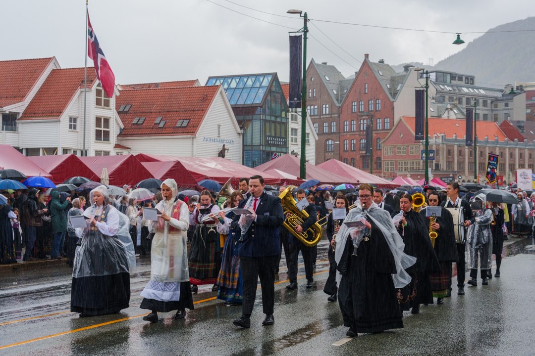 Korps og musikere i prosesjonen – A7400834
