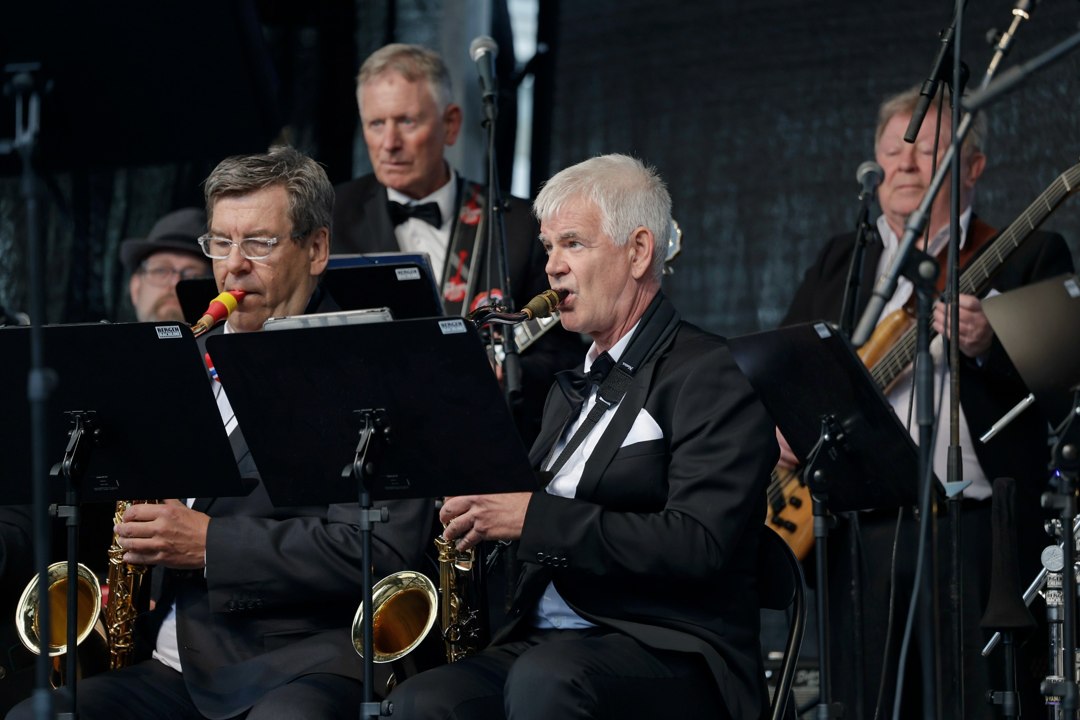 Saksofonister i et storband på scenen – _SKR5971