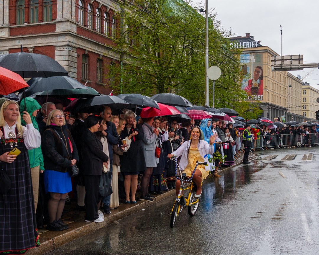 Syklister i prosesjonen – A7400886