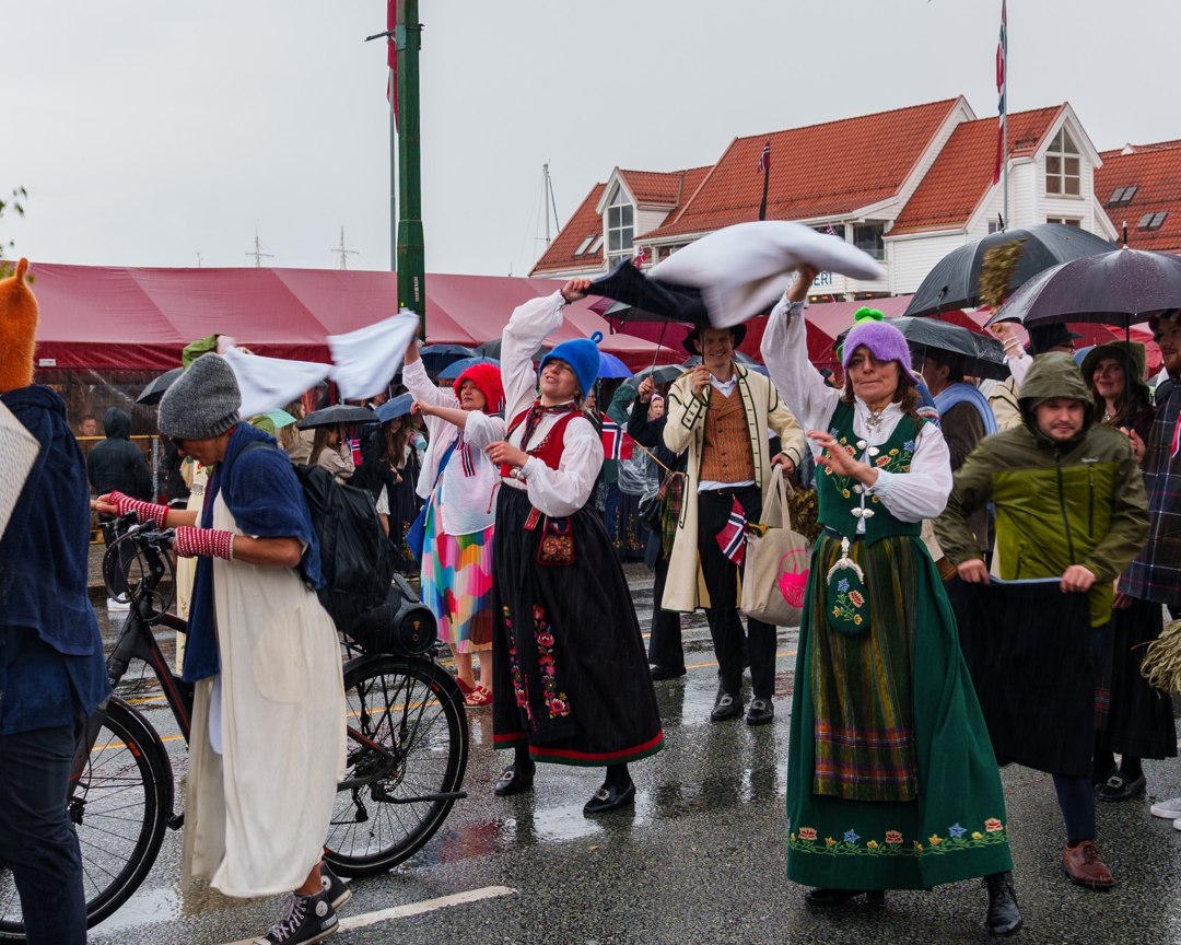 Deltakere i fargerike kostymer i prosesjonen – A7400910