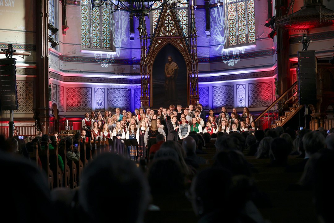 Kor som synger i en kirke – _SKR6078