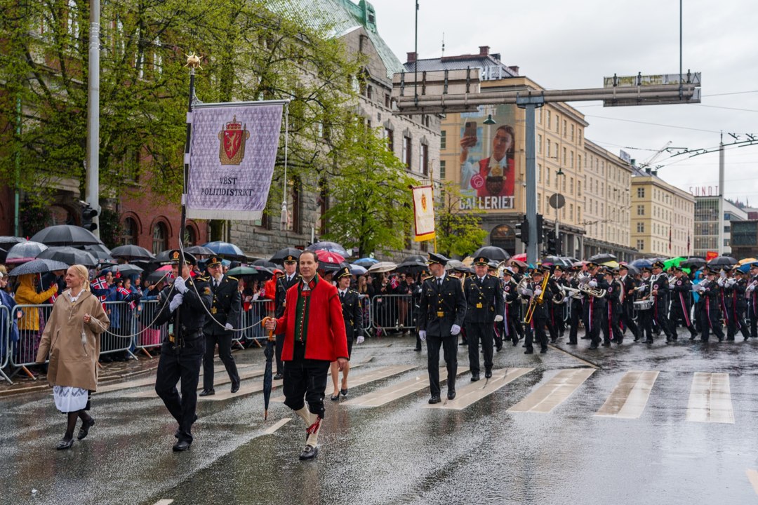 Korps og musikere i prosesjonen – A7400948