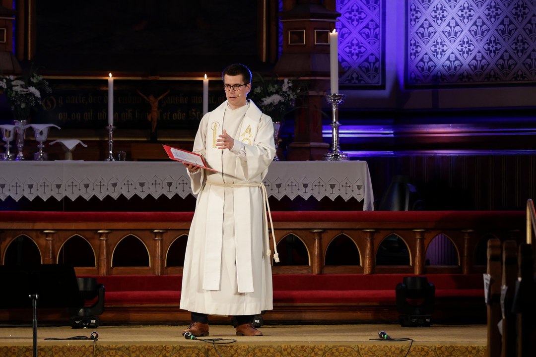 Prest ved lesepulten i en kirke – _SKR6098