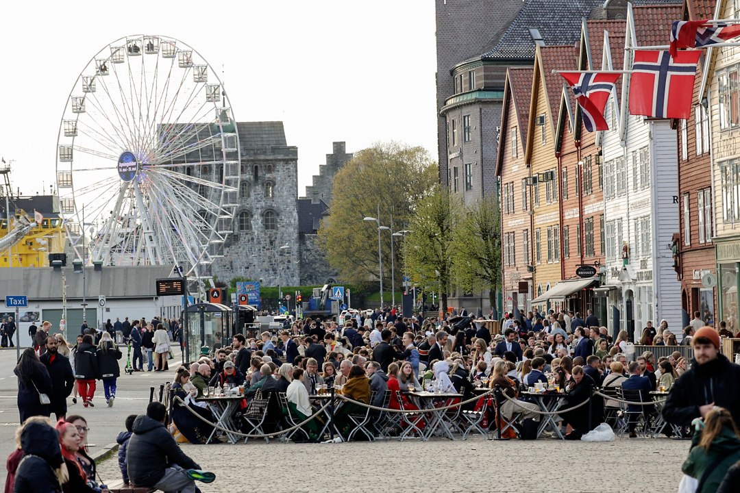 Publikum langs havnen ved pariserhjulet – _SKR6105