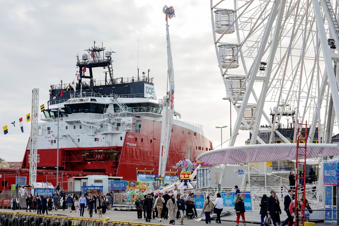 Publikum langs havnen ved pariserhjulet – _SKR6117
