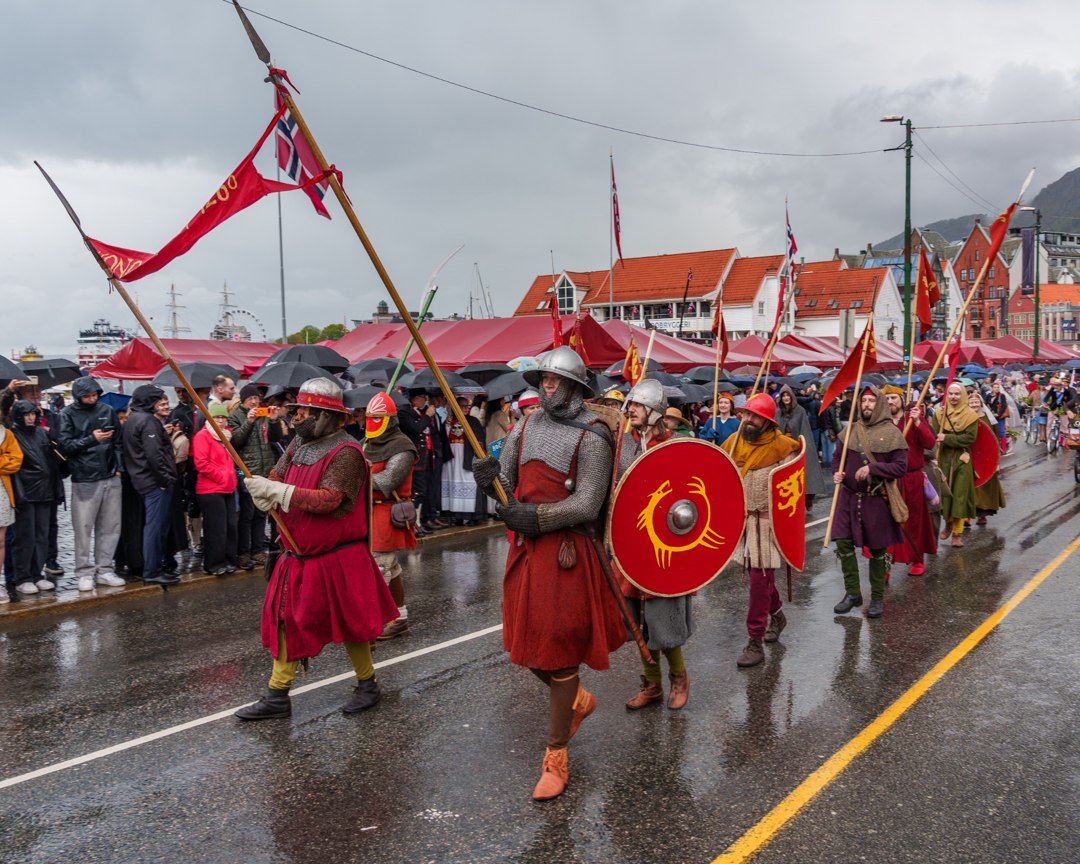 Deltakere i historiske drakter i prosesjonen – A7400976