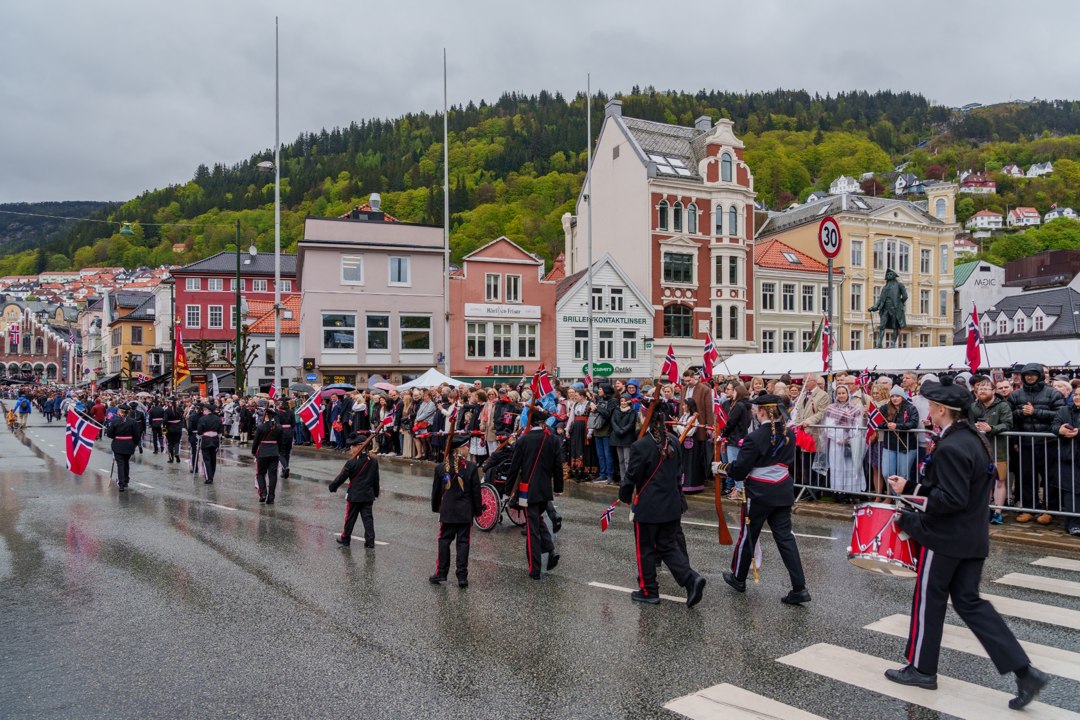 Korps og flaggbærere i prosesjonen – A7401035