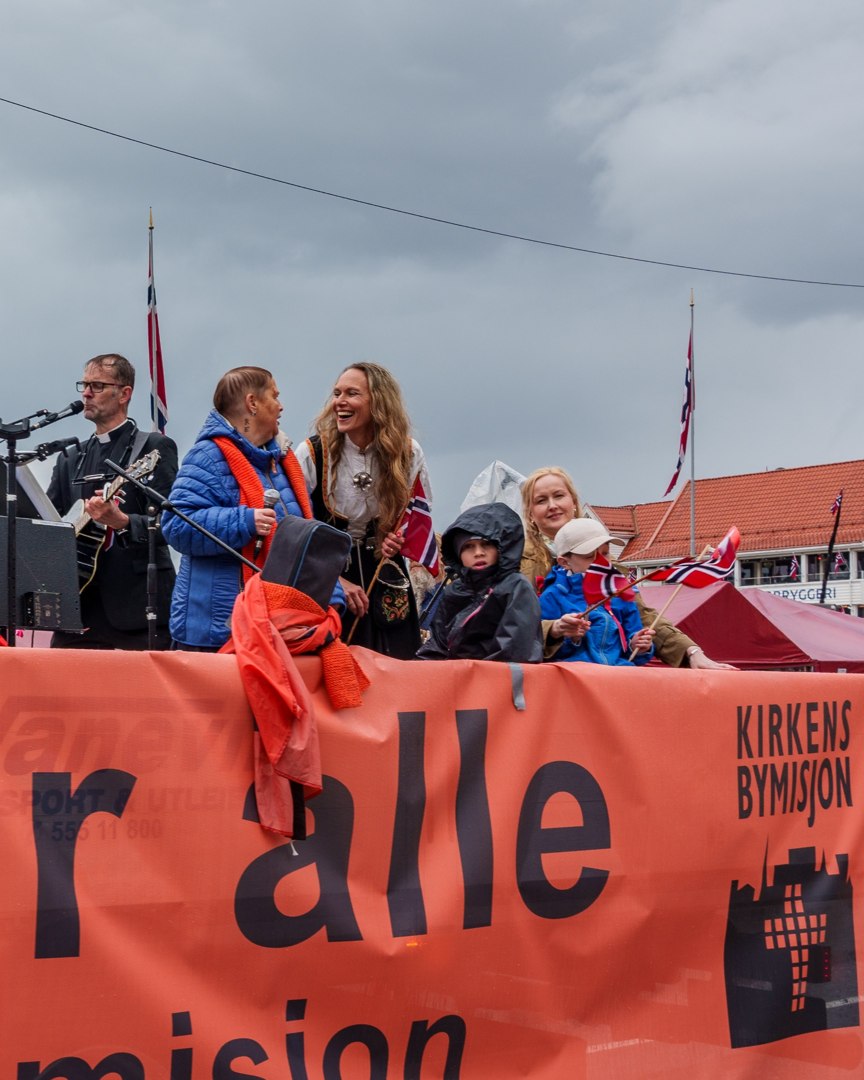 Deltakere og faner i prosesjonen – A7401039