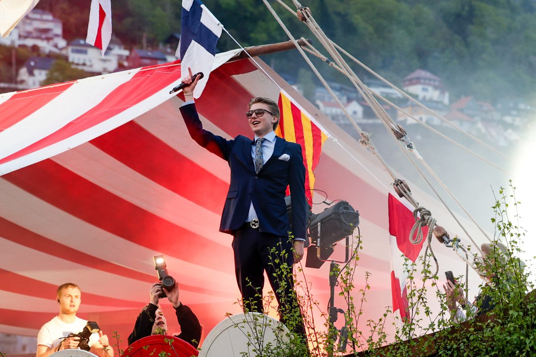 Konferansier med mikrofon på Vikingskipet – _SKR6284