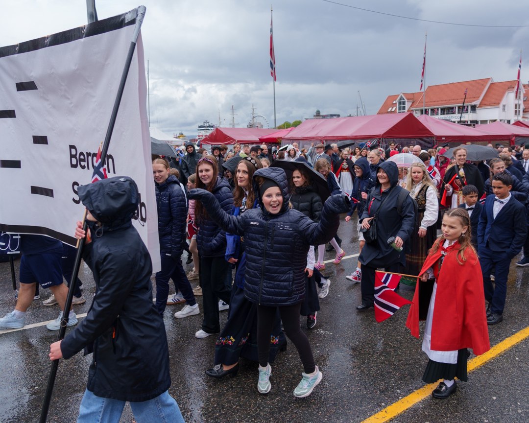Deltakere og faner i prosesjonen – A7401049
