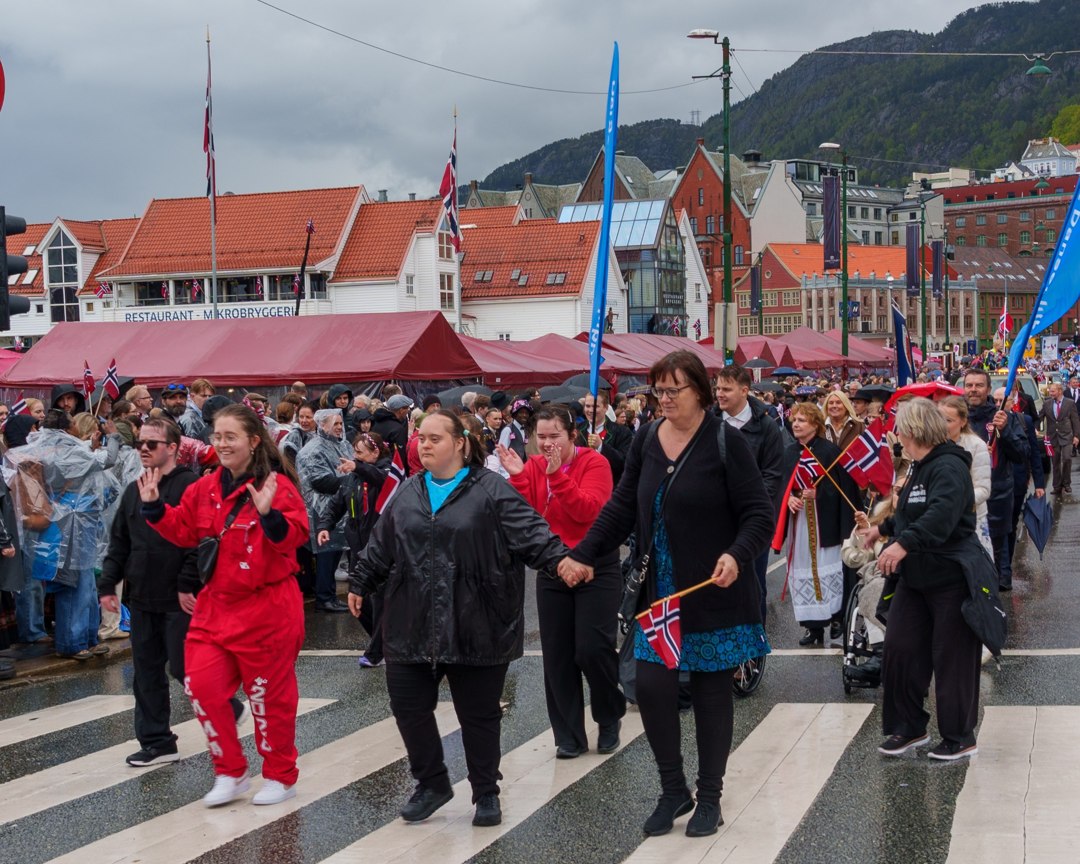 Deltakere og faner i prosesjonen – A7401071