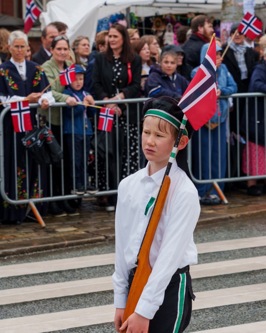 Ung deltaker med norsk flagg i prosesjonen – A7401084