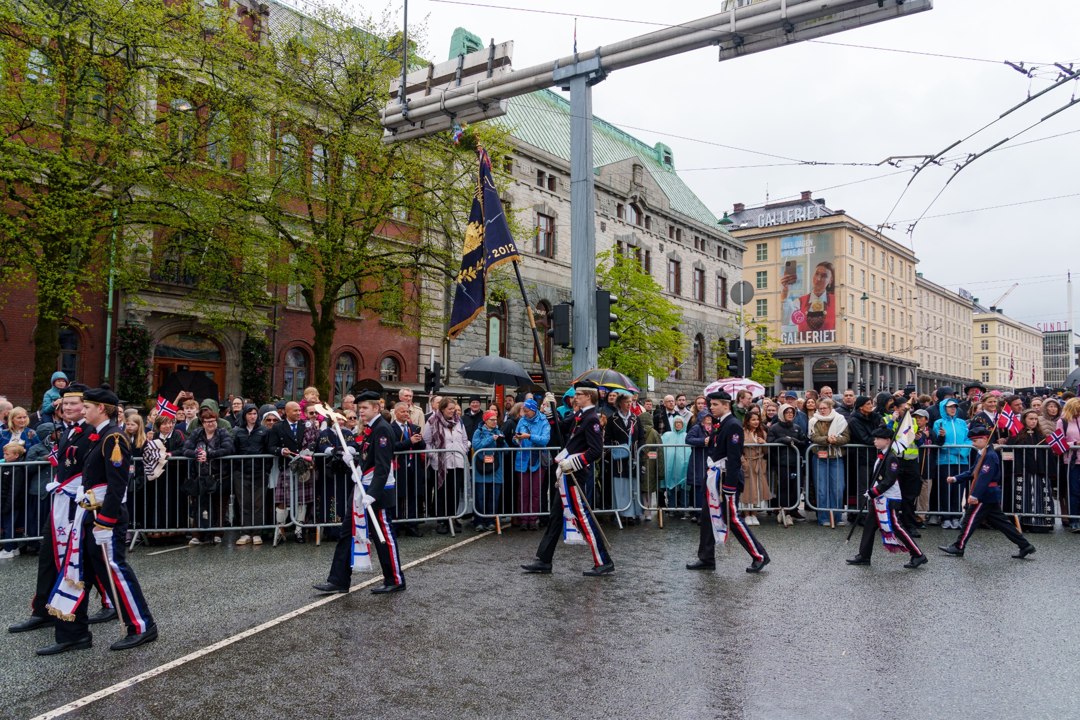 Korps og flaggbærere i prosesjonen – A7401096