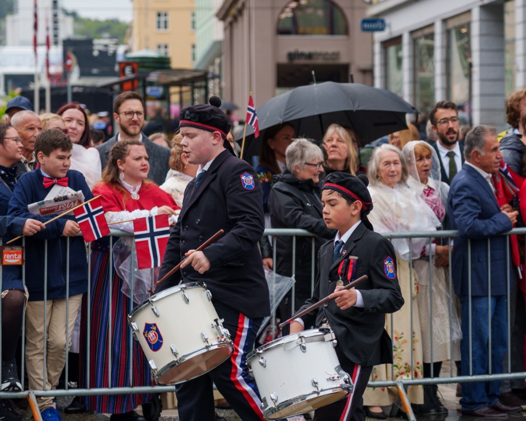 Trommeslagere og tilskuere i prosesjonen – A7401100