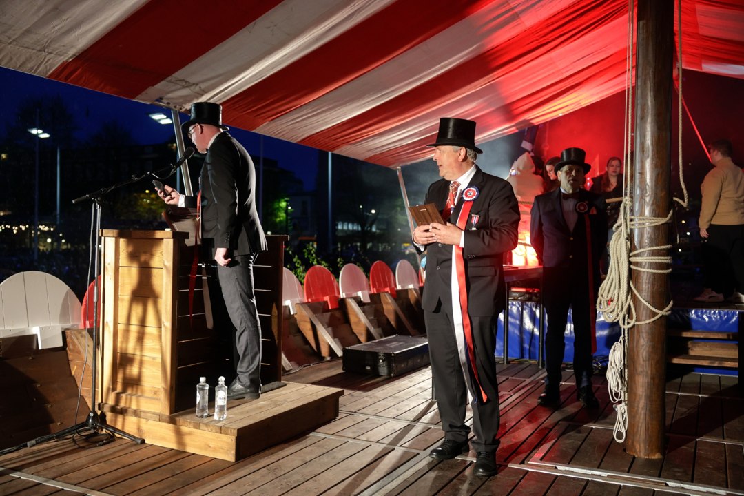 Konferansier ved talerstolen på Vikingskipet om kvelden – _SKR6461