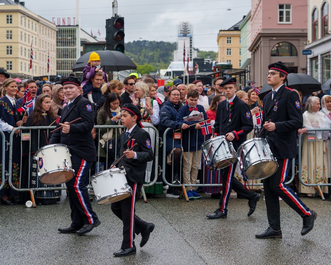 Trommeslagere og tilskuere i prosesjonen – A7401102