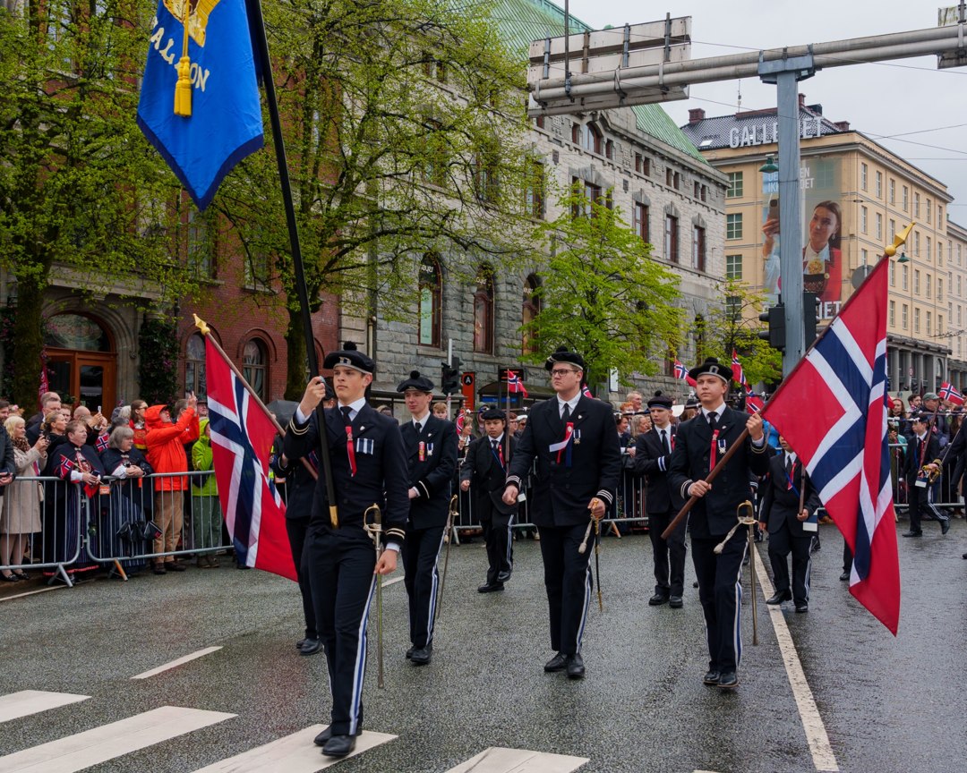 Korps og flaggbærere i prosesjonen – A7401108