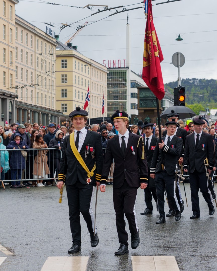Korps og flaggbærere i prosesjonen – A7401139