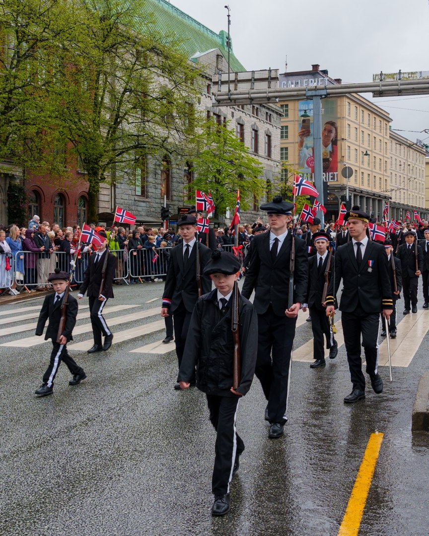 Korps og flaggbærere i prosesjonen – A7401142