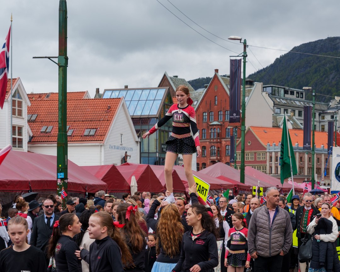 Publikum og deltakere i prosesjonen – A7401145