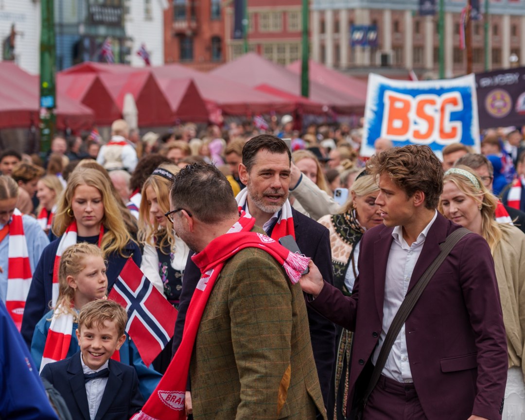 Publikum og deltakere i prosesjonen – A7401158