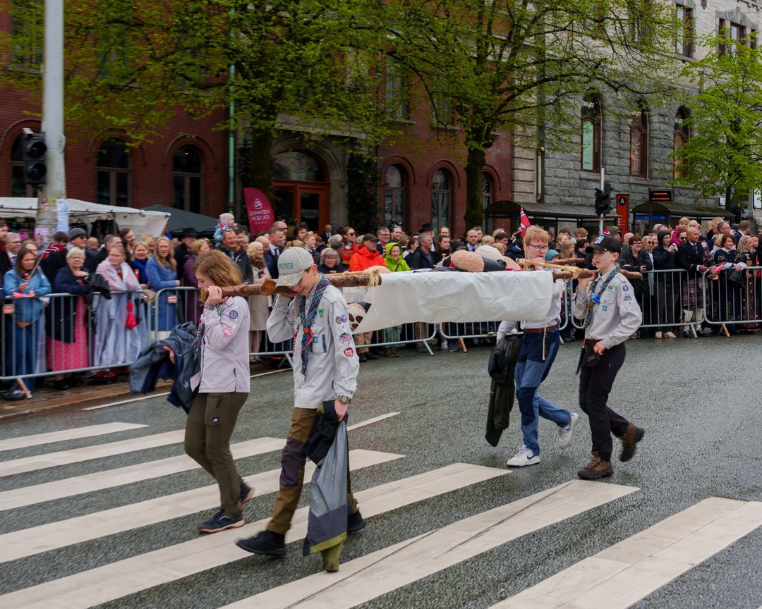 Deltakere og faner i prosesjonen – A7401162