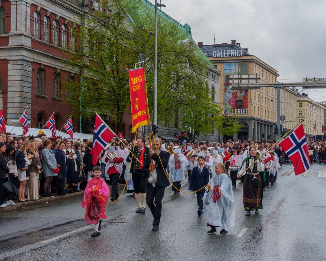 Deltakere og faner i prosesjonen – A7401166
